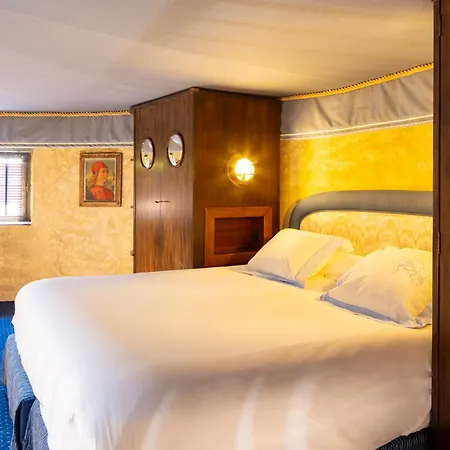 Chateau De Codignat Hotell *